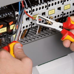 Стриппер KNIPEX VDE для одно/много/тонкожил. кабеля, зачистка: d 5 мм (10 мм, AWG 7), пружина, L-160 мм KN-1106160SB в Екатеринбурге 