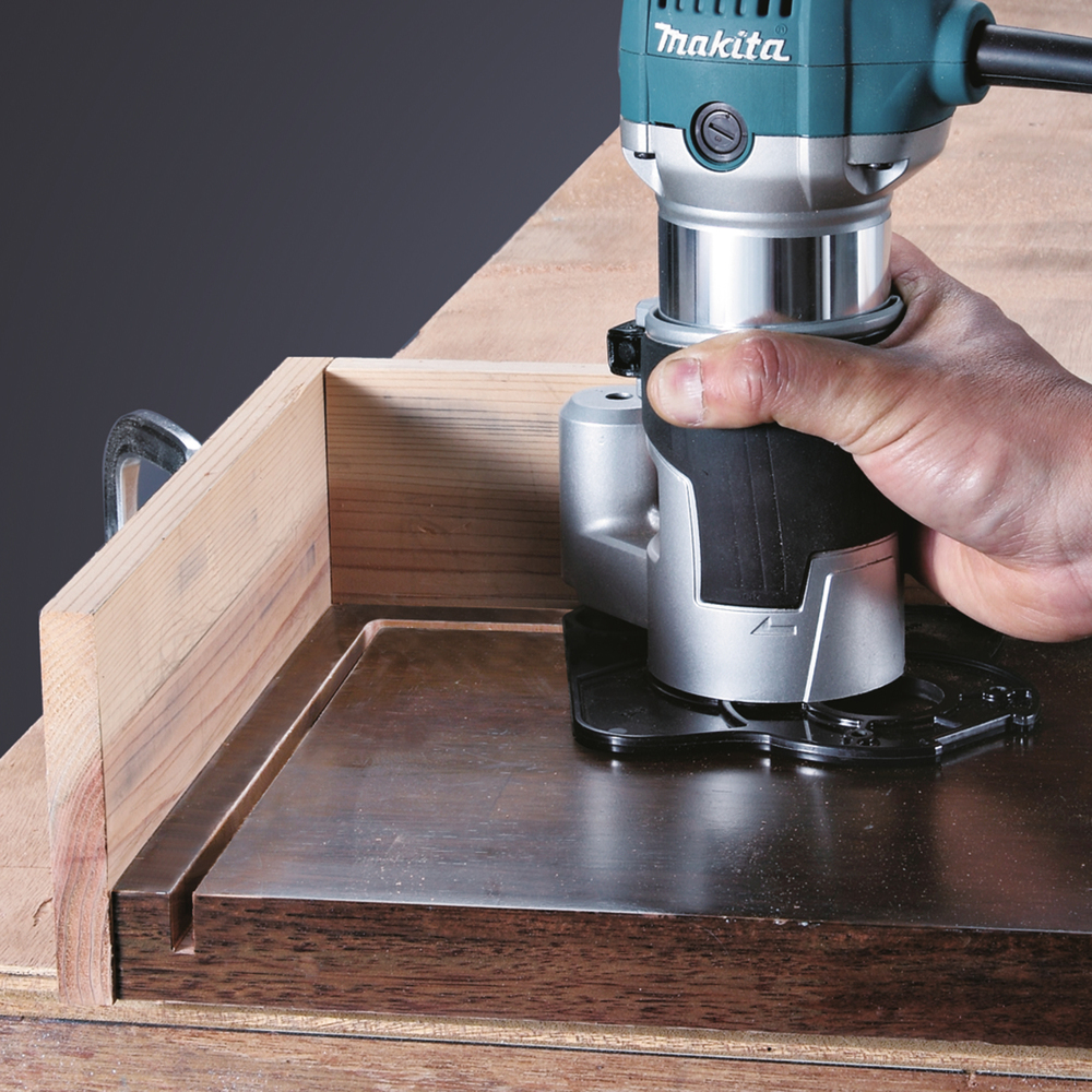 Кромочный фрезер Makita RT0700CX2 купить по цене 25 840 руб. в