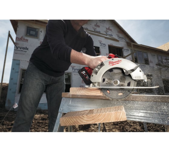 Аккумуляторная циркулярная пила Milwaukee M18 BLCS66-502X 4933464590
