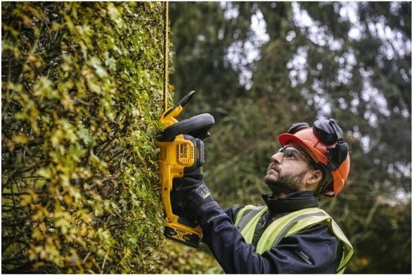Триммер для живой изгороди DeWalt DCM563P1 в Екатеринбурге