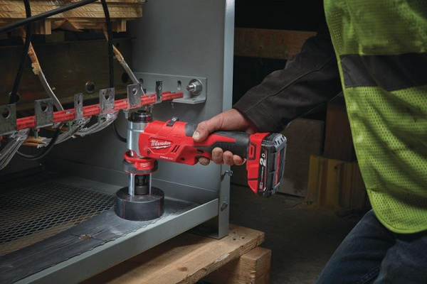 Акк. гидравлический пробойник Milwaukee M18 HKP-201C FUEL (Li-Ion2Ач)