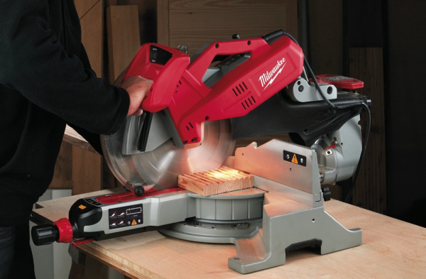 Торцовочная пила Milwaukee MS 305 DB 4933411550