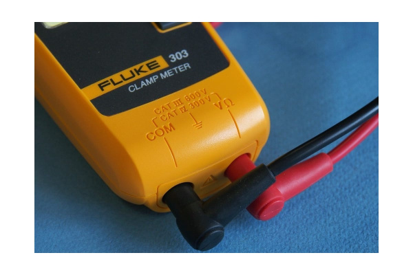 Клещи токоизмерительные FLUKE 303 00000003090 в Екатеринбурге