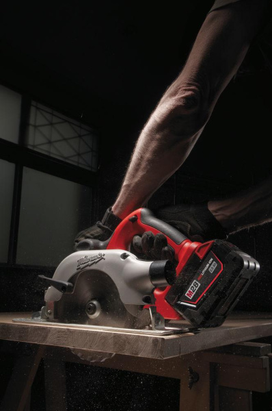 Аккумуляторная циркулярная пила Milwaukee HD28 CS-0 4933419022