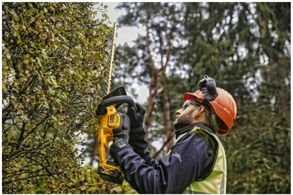 Триммер для живой изгороди DeWalt DCM563P1 в Екатеринбурге