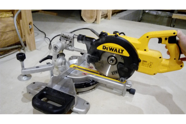 Торцовочная пила "DeWalt" DWS774 в Екатеринбурге