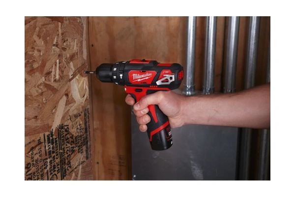 Аккумуляторная ударная дрель-шуруповерт Milwaukee M12 BPD-0 4933441950