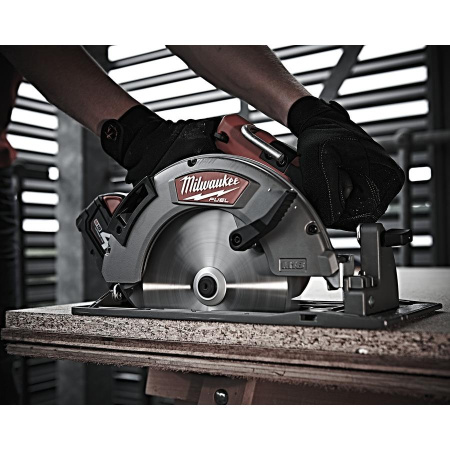 Аккумуляторная циркулярная пила Milwaukee M18 CCS66-0 FUEL 4933447255