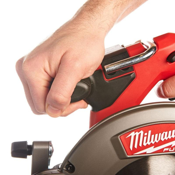 Аккумуляторная циркулярная пила Milwaukee M18 CCS55-902X FUEL 4933451468