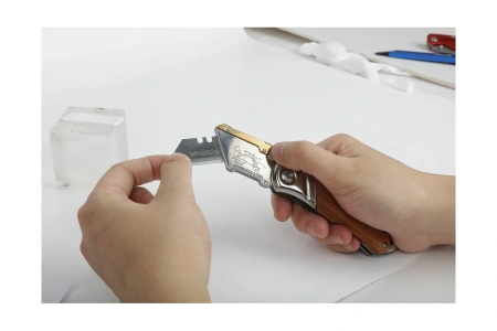 Нож с трапециевидным лезвием складной WORKPRO 11 лезвий в комплекте  WP211014 в Екатеринбурге 