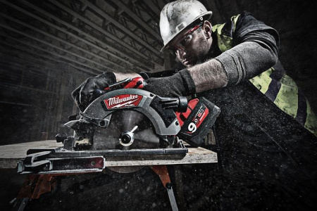 Аккумуляторная циркулярная пила Milwaukee M18 CCS55-902X FUEL 4933451468