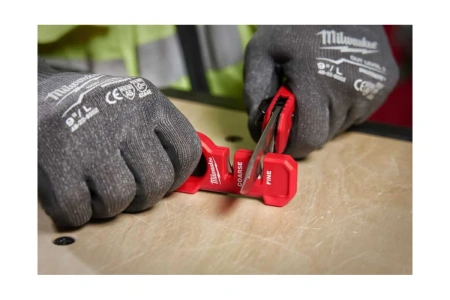 Точилка компактная для ножей (ножеточка) MILWAUKEE 4932478562 в Екатеринбурге