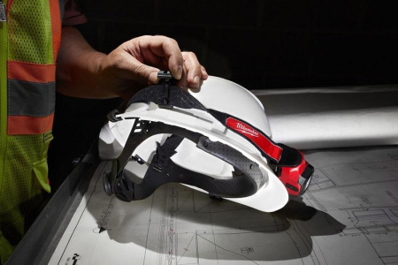 Аккумуляторный фонарь Milwaukee USB L4 HL-201 4933459443