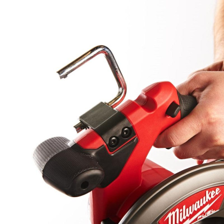 Аккумуляторная циркулярная пила Milwaukee M18 CCS55-902X FUEL 4933451468