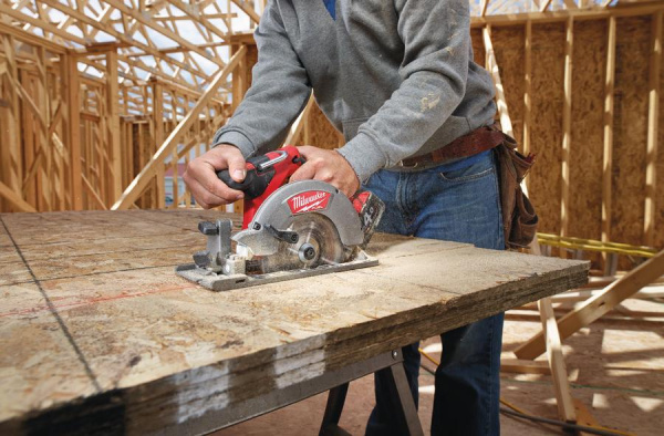 Аккумуляторная циркулярная пила Milwaukee M18 CCS55-0 FUEL 4933446223