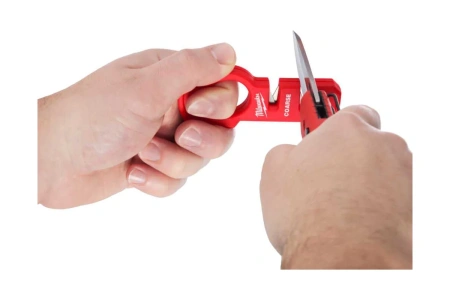 Точилка компактная для ножей (ножеточка) MILWAUKEE 4932478562 в Екатеринбурге