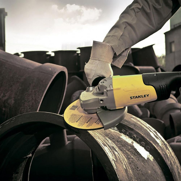 Угловая шлифмашина Stanley STGL2223 в Екатеринбурге