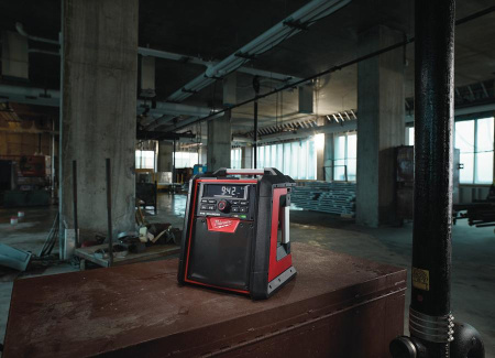 Радио+зарядное устройство Milwaukee М18 RC-0