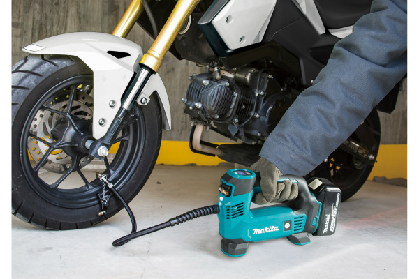 Аккумуляторный атомобильный компрессор MAKITA 18В (без аккум. и з/у) DMP180Z в Екатеринбурге