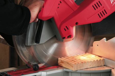 Торцовочная пила Milwaukee MS 304 DB 4933433340
