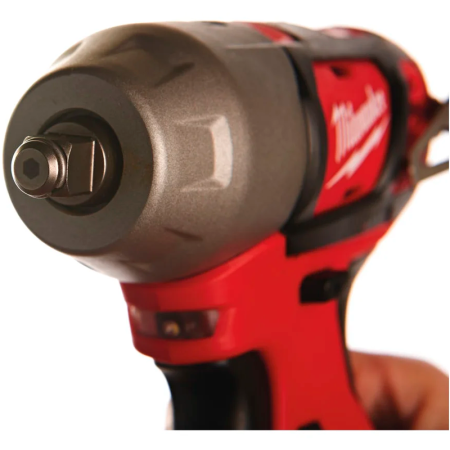 Аккумуляторный ударный гайковерт "Milwaukee" M12BIW38-0