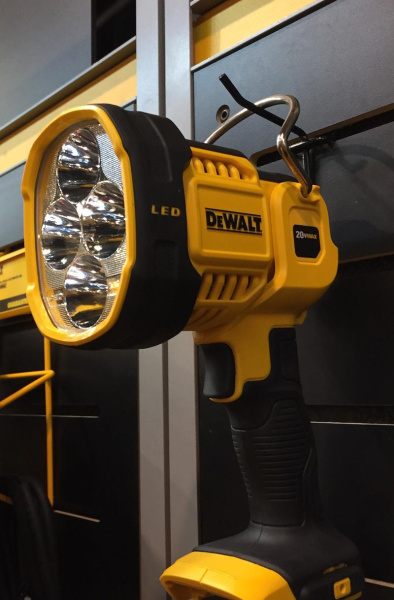 Аккумуляторный фонарь "DeWalt" DCL043-XJ в Екатеринбурге
