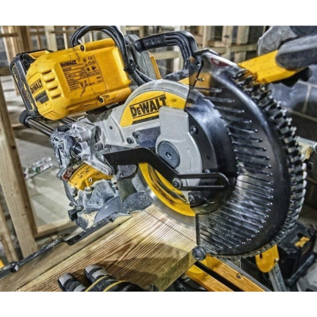 Торцевая пила аккумуляторная DeWalt DCS727N в Екатеринбурге
