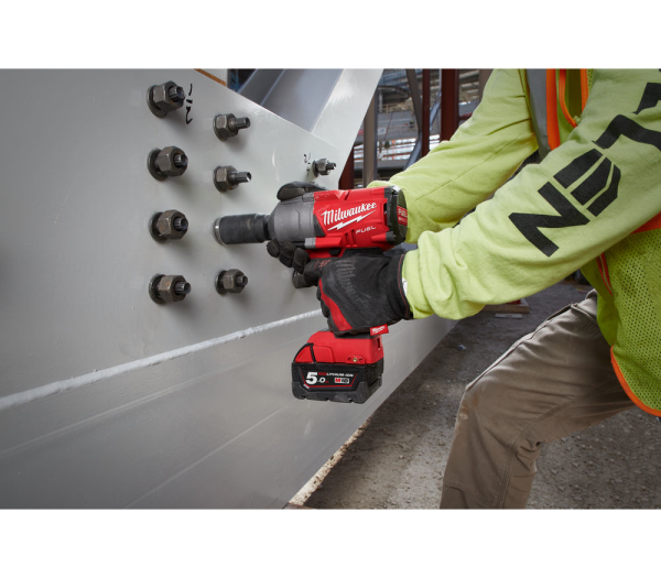 Аккумуляторный гайковерт Milwaukee M18 FHIWP12-502X  M18 FUEL 4933459693