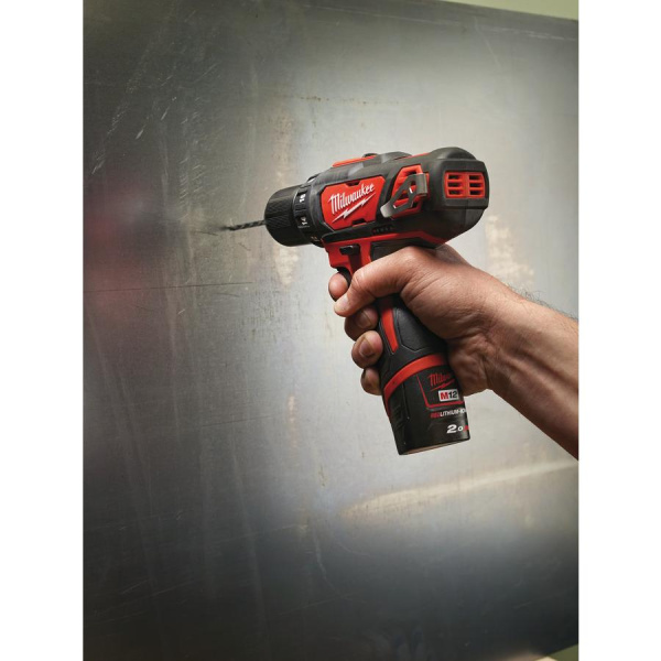 Аккумуляторная безударная дрель-шуруповерт Milwaukee M12 BDD-0 4933441930