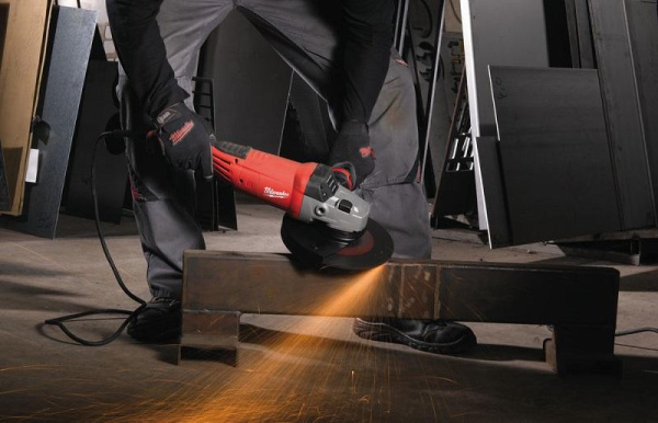 Угловая шлифмашина Milwaukee AGV 22-230 DMS 4933431860