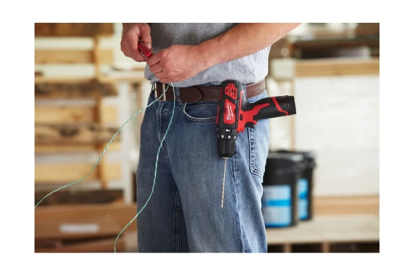 Аккумуляторная ударная дрель-шуруповерт Milwaukee M12 BPD-402С 4933441935