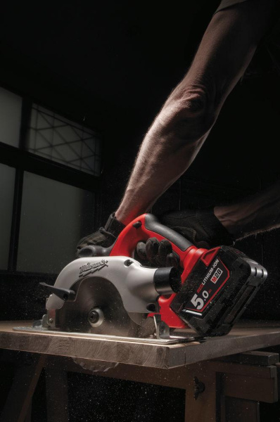 Аккумуляторная циркулярная пила Milwaukee HD28 CS-502C 4933448538