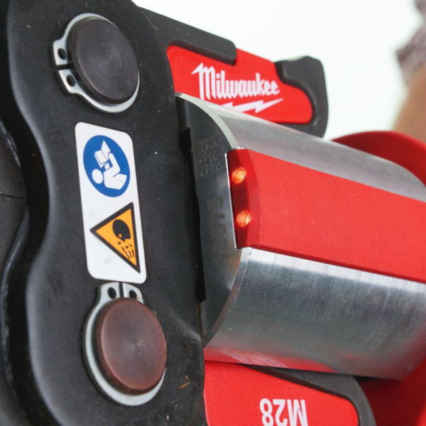 Аккумуляторный пресс-инструмент Milwaukee M18 BLHPT-202C (Li-Ion2Ач)