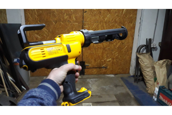 Аккумуляторный пистолет для герметика DeWalt DCE560N-XJ в Екатеринбурге