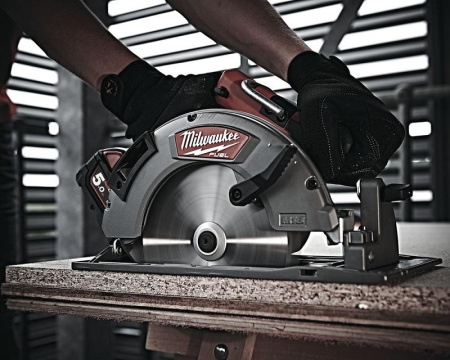 Аккумуляторная циркулярная пила Milwaukee M18 CCS66-502X FUEL 4933451384