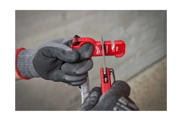 Точилка компактная для ножей (ножеточка) MILWAUKEE 4932478562 в Екатеринбурге