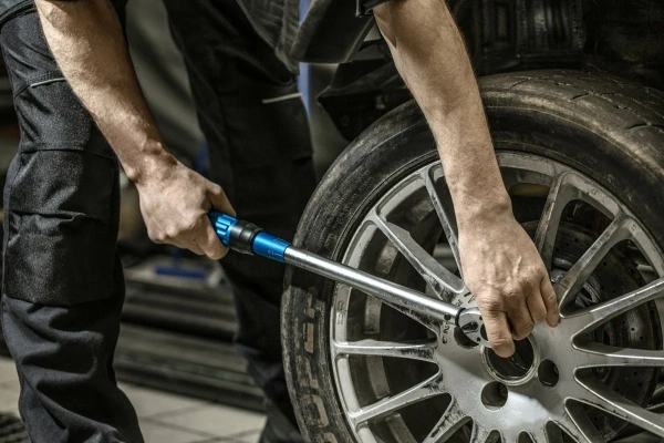 Ключ динамометрический HOEGERT 1/2 60-330Nm  HT1W714 в Екатеринбурге 