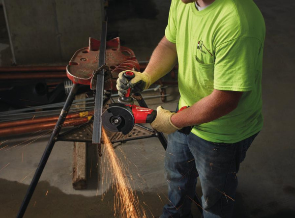 Аккумуляторная угловая шлифмашина Milwaukee M18 CAG125X-502С FUEL 4933448866