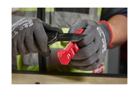Точилка компактная для ножей (ножеточка) MILWAUKEE 4932478562 в Екатеринбурге